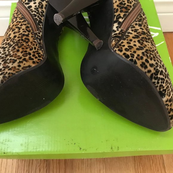 ENIGMA Leopard Print Bootie - Picture 2 of 7